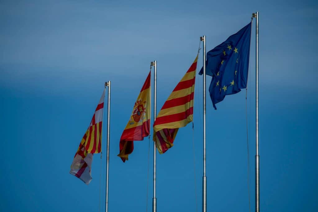 Los residentes extranjeros en Cataluña enfrentan cambios legislativos con requisitos más rigurosos y una posible gestión integral de inmigración por parte de la Generalitat tras acuerdo político.