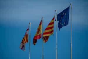 Los residentes extranjeros en Cataluña enfrentan cambios legislativos con requisitos más rigurosos y una posible gestión integral de inmigración por parte de la Generalitat tras acuerdo político.